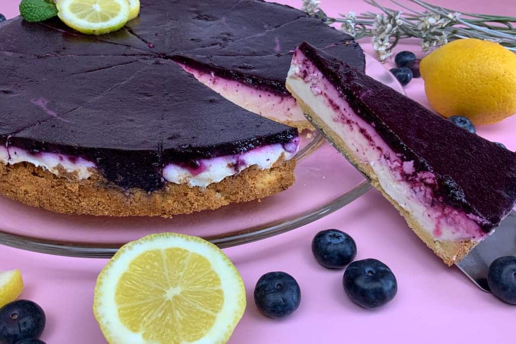 Blueberry Cheesecake auf Kuchenteller angerichtet