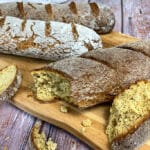 Low carb Baguette auf einem Holzbrett