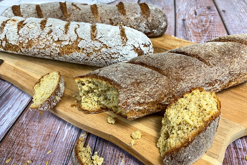 Low carb Baguette auf einem Holzbrett