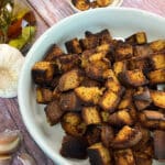 Low carb Croutons selber machen in der Pfanne: Goldbraun geröstete Croutons in einer Schale