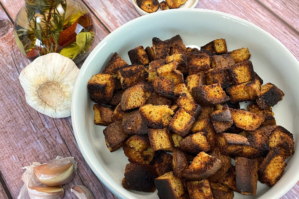 Low carb Croutons selber machen in der Pfanne: Goldbraun geröstete Croutons in einer Schale