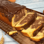 Saftiger low carb Marmorkuchen mit Quark auf einem Teller