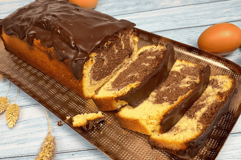 Saftiger low carb Marmorkuchen mit Quark auf einem Teller