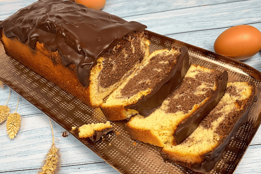 Saftiger low carb Marmorkuchen mit Quark auf einem Teller