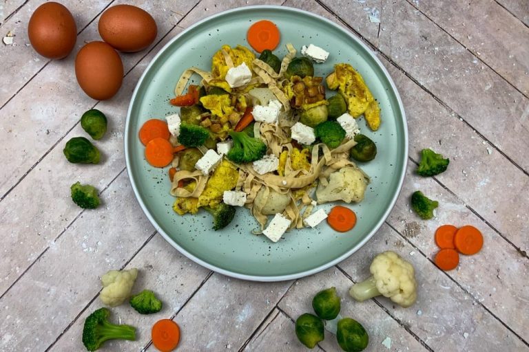 Low carb Nudeln Egon: Nudeln ohne Kohlenhydrate mit Gemüse, Schafskäse und Räuchertofu