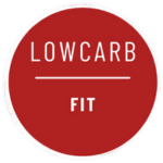 Logo von lowcarb-fit.de: Roter Kreis mit weißem Rand und weißem Schriftzug lowcarb fit mit einem Trennstrich in der Mitte
