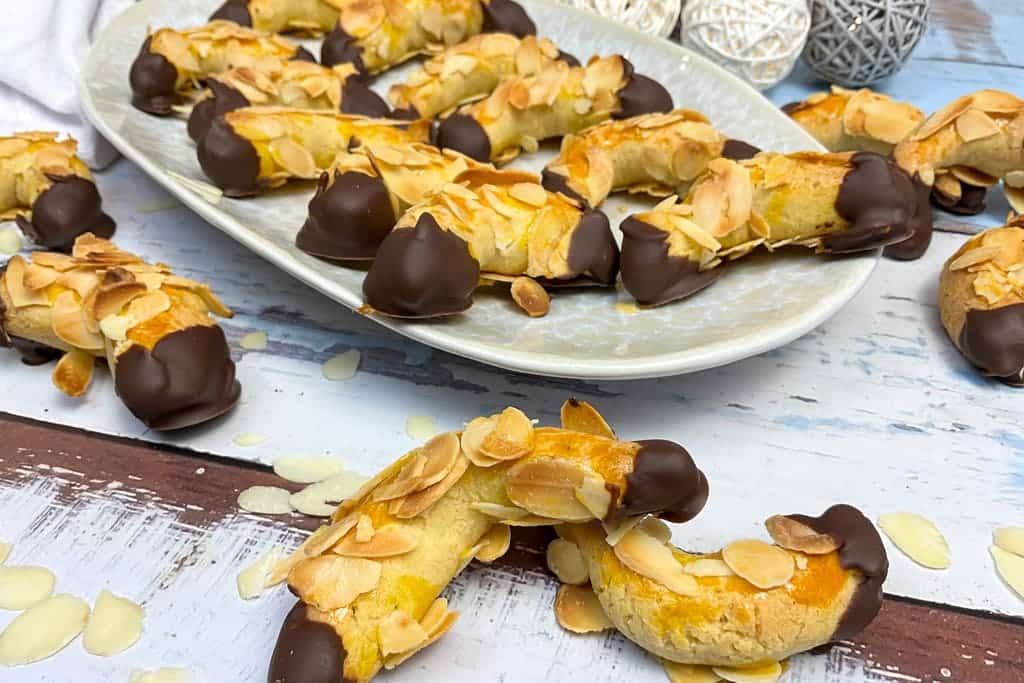 Low carb Mandelhörnchen ohne Zucker mit Schokolade auf einem Teller