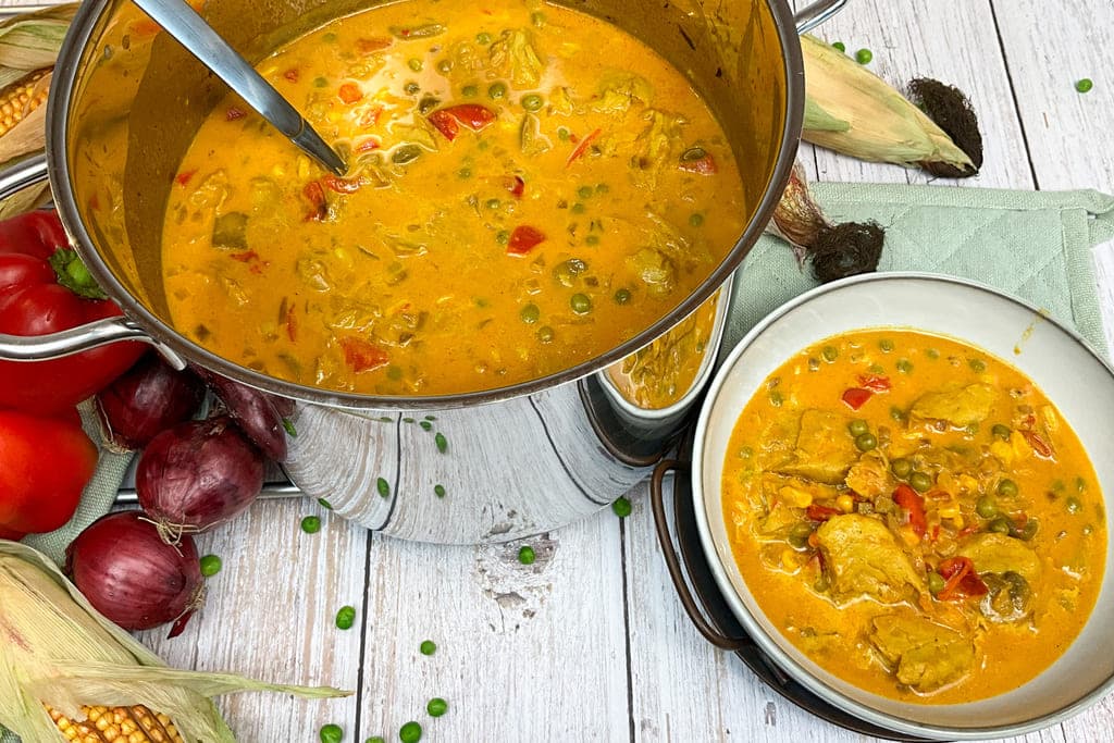 Party Ofensuppe in einem Kochtopf und einem Suppenteller