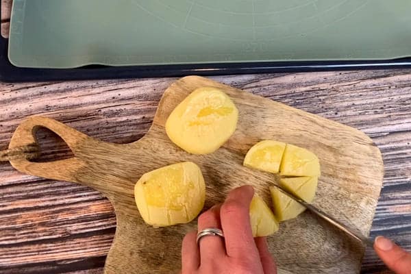 Harzer Käse auf einem Brett, der mit einem Messer in Achtel geschnitten wird