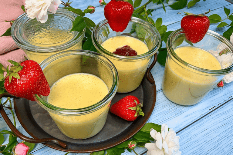 Selbst gemachter Protein Pudding ohne Zucker und ohne Stärke in Gläsern