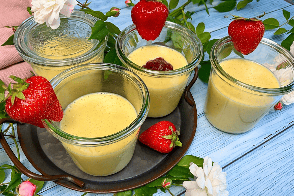 Selbst gemachter Protein Pudding ohne Zucker und ohne Stärke in Gläsern